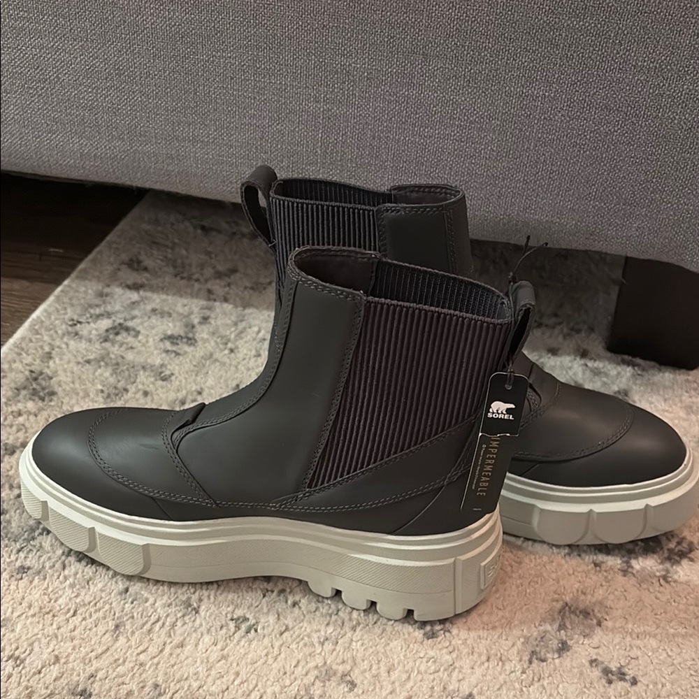 Women’s Sorel Black Chelsea Boots size 9-new!